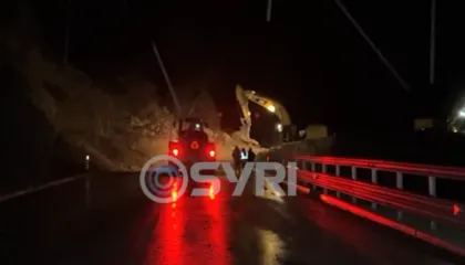 VIDEO/ Shembet e gjithë skarpata në hyrje të tunelit, mbyllet rruga Qukës-Qafë Plloçë