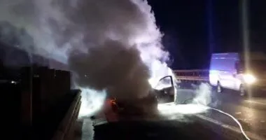 VIDEO-Shkëndija në sistemin motorik “shkrumbon” makinën, ngjarja në aksin Milot-Mamurras