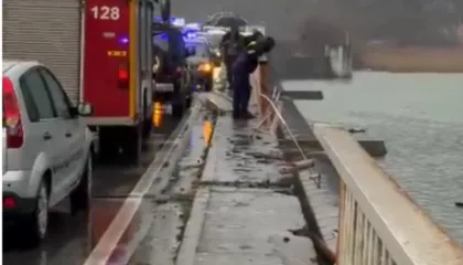 VIDEO/ Shkodër – Makina ‘fluturon’ nga ura e Spatharit në ujë, plagosen 3 persona
