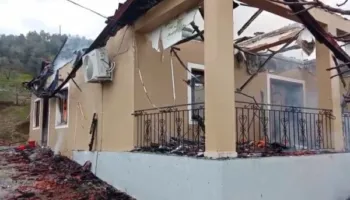 VIDEO- Shkrumbohet banesa në Elbasan, shpëtojnë mrekullisht tre anëtarët e familjes