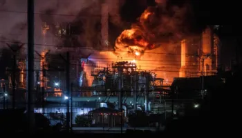 Video/ Shpërthim i fuqishëm zjarri në një rafineri në Turqi, evakuohen të gjithë punonjësit