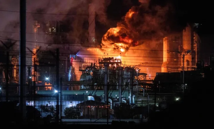Video/ Shpërthim i fuqishëm zjarri në një rafineri në Turqi, evakuohen të gjithë punonjësit