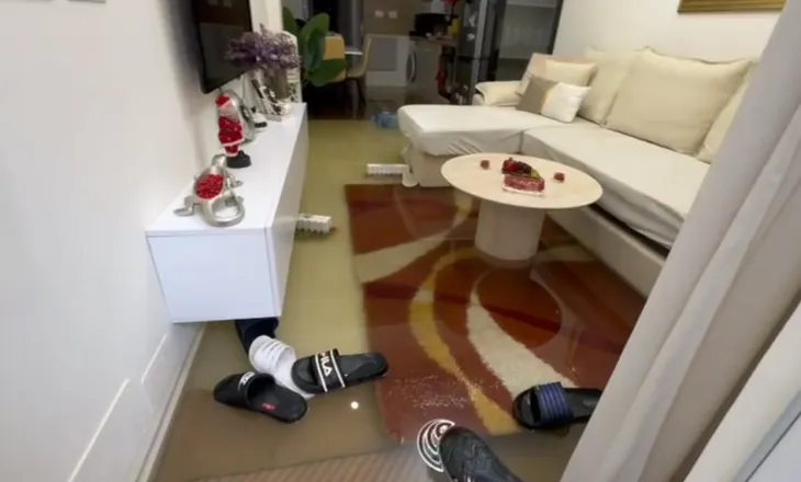 VIDEO/ Situatë e rëndë nga moti i keq, uji hyn brenda shtëpisë në Durrës