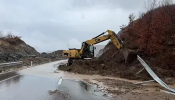 VIDEO/ Situatë problematike në aksin Qukës-Qafë Plloçë, dherat pushtojnë rrugën