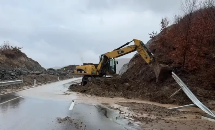 VIDEO/ Situatë problematike në aksin Qukës-Qafë Plloçë, dherat pushtojnë rrugën