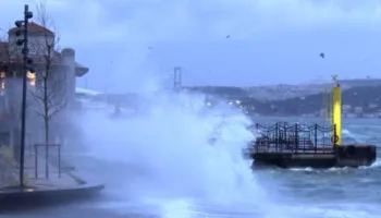 VIDEO/ Stuhi e fuqishme në Turqi, kamioni përmbyset në rrugë