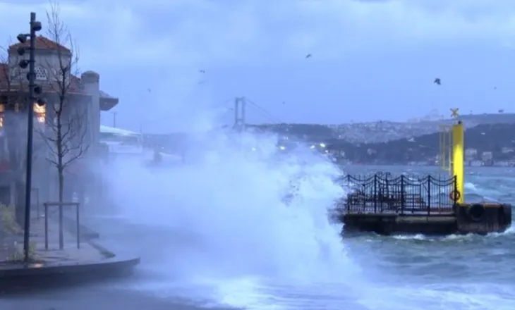 VIDEO/ Stuhi e fuqishme në Turqi, kamioni përmbyset në rrugë