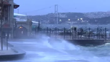 Video/ Stuhia e fortë përfshin Stambollin, era e madhe pengon avionin e pasaregjëve të ulet në aeroportin Sabiha Gokcen