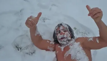 VIDEO / “Tarzani” i Dibrës zhytet live në dëborë në temperaturë -8 gradë