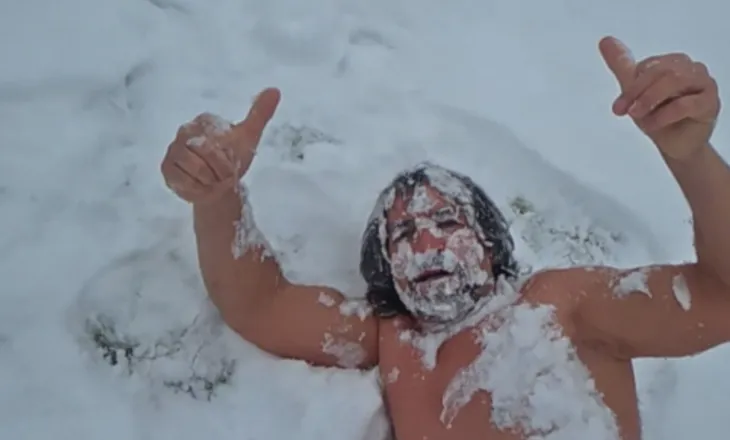VIDEO / “Tarzani” i Dibrës zhytet live në dëborë në temperaturë -8 gradë