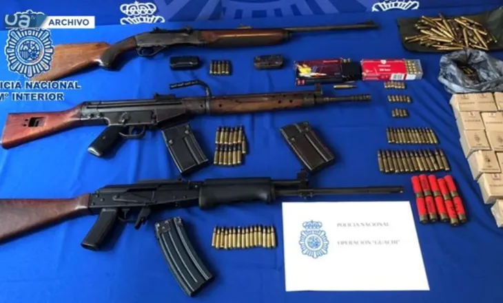 Video/ Të armatosur me kallashnikovë në ‘krye të detyrës’, bien në pranga dy shqiptarët në Spanjë, ishin duke ruajtur kanabisin