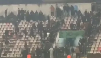VIDEO/ Tension dhe përplasje në “Elbasan Arena”, hidhen edhe stolat