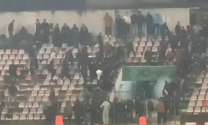 VIDEO/ Tension dhe përplasje në “Elbasan Arena”, hidhen edhe stolat