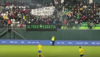 VIDEO/ Tension në tribuna, Egnatia-Elbasani nis me vonesë, “thumbime” në koreografi