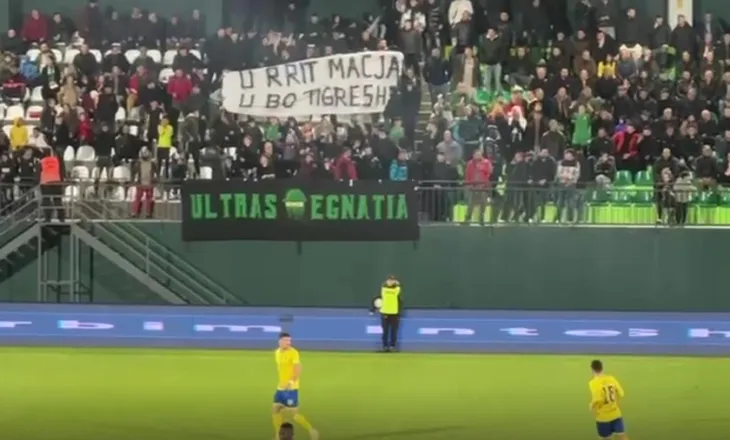 VIDEO/ Tension në tribuna, Egnatia-Elbasani nis me vonesë, “thumbime” në koreografi