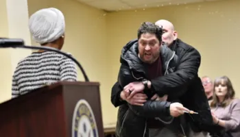 Video/ Tentoi të sulmonte kongresmenen demokratike me një substancë të panjohur, Departamenti i Drejtësisë në SHBA ngre akuza ndaj autorit