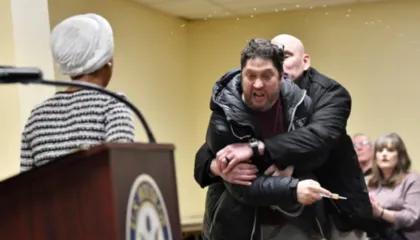 Video/ Tentoi të sulmonte kongresmenen demokratike me një substancë të panjohur, Departamenti i Drejtësisë në SHBA ngre akuza ndaj autorit