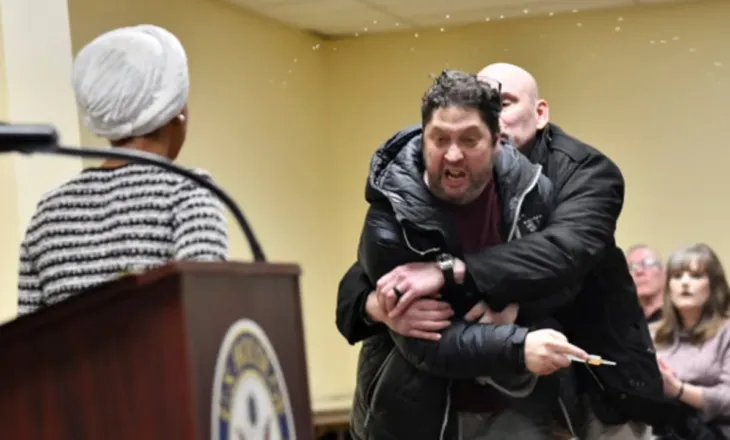 Video/ Tentoi të sulmonte kongresmenen demokratike me një substancë të panjohur, Departamenti i Drejtësisë në SHBA ngre akuza ndaj autorit