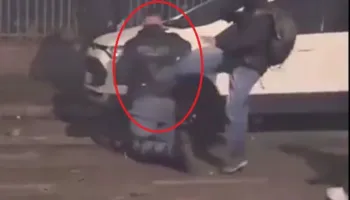 Video/ Torino, polici rrethohet nga turma, dhunohet dhe goditet me çekiç