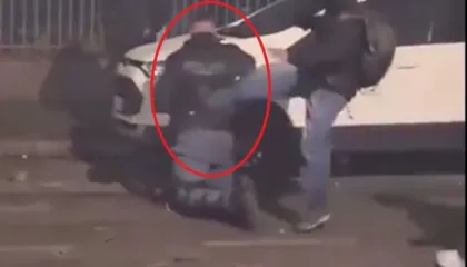 Video/ Torino, polici rrethohet nga turma, dhunohet dhe goditet me çekiç