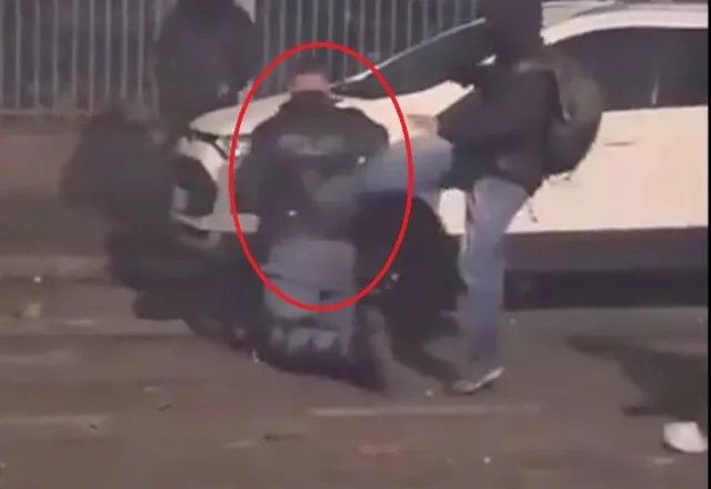 Video/ Torino, polici rrethohet nga turma, dhunohet dhe goditet me çekiç