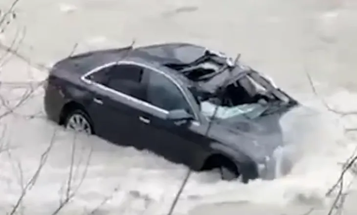 VIDEO-Tragjike në Klos, makina bie në përrua/ Shoferin dyshohet se e mori rrjedha e ujit