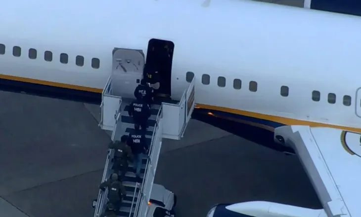 Video/ U arrestuan nga forcat amerikane, Nicolas Maduro dhe bashkëshortja e tij mbërrijnë në bazën ushtarake të Nju Jorkut