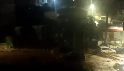 VIDEO/ Uji vërshon rrugëve në Gjirokastër, merr çfarë i del para! Rrezikohen jetët e qytetarëve