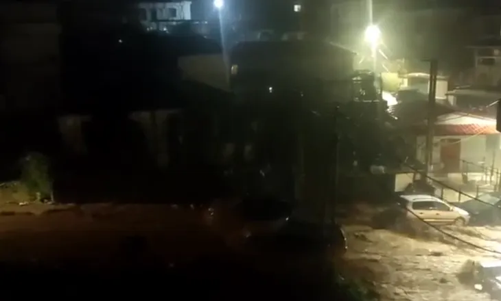 VIDEO/ Uji vërshon rrugëve në Gjirokastër, merr çfarë i del para! Rrezikohen jetët e qytetarëve