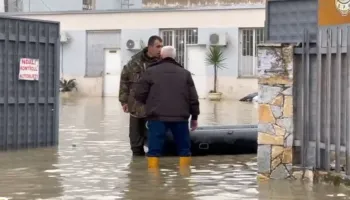VIDEO / Vijon i pushtuar nga uji burgu i Durrësit, brenda lëvizet me gomone