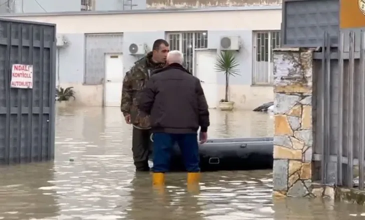 VIDEO / Vijon i pushtuar nga uji burgu i Durrësit, brenda lëvizet me gomone