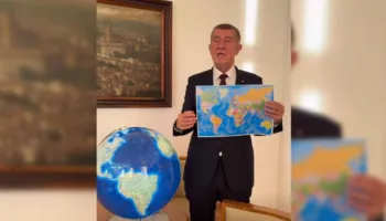 VIDEO virale: Kryeministri çek bleu globin 720 dollarë për të ‘zbuluar’ Groenlandën