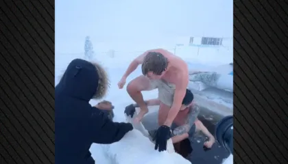 VIDEO/ YouTuber-i holandez sfidon të ftohtin ekstrem dhe zhytet në ujë në temperatura −52°C në Siberi