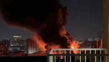 VIDEO- Zjarri në tregun e rrobave të përdorura në Tiranë, digjen disa magazina.. Disa biznese përreth, në rrezik (Detajet e reja)