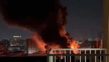 VIDEO- Zjarri në tregun e rrobave të përdorura në Tiranë, digjen disa magazina.. Disa biznese përreth, në rrezik (Detajet e reja)