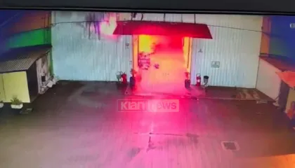 VIDEO / Zjarri që dogji tregun e rrobave të përdorura, momenti kur nisën flakët