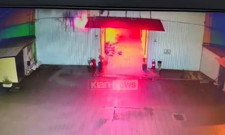 VIDEO / Zjarri që dogji tregun e rrobave të përdorura, momenti kur nisën flakët