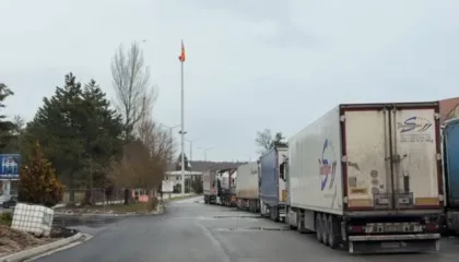 VIDEO+FOTO/ Dita e tretë e protestës, kamionët bëhen radhë në Qafë-Thanë! Ja si paraqitet gjendja në kufi dhe sa do zgjasë