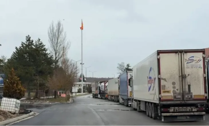 VIDEO+FOTO/ Dita e tretë e protestës, kamionët bëhen radhë në Qafë-Thanë! Ja si paraqitet gjendja në kufi dhe sa do zgjasë