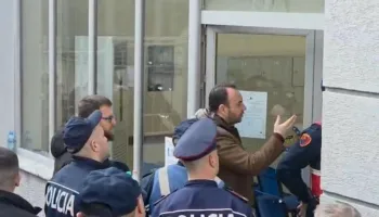 VIDEOLAJM/Me fjalor ofendues, Klevis Balliu ‘mësyn’ në Gjykatën e Tiranës: S’e rr*aj unë!