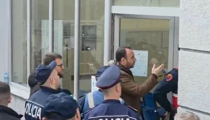 VIDEOLAJM/Me fjalor ofendues, Klevis Balliu ‘mësyn’ në Gjykatën e Tiranës: S’e rr*aj unë!