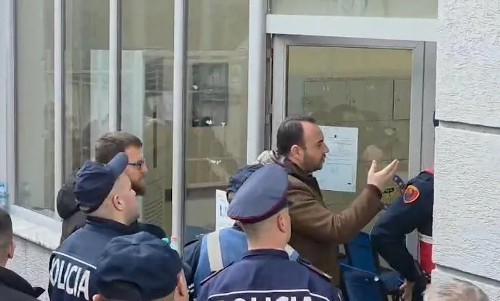 VIDEOLAJM/Me fjalor ofendues, Klevis Balliu ‘mësyn’ në Gjykatën e Tiranës: S’e rr*aj unë!