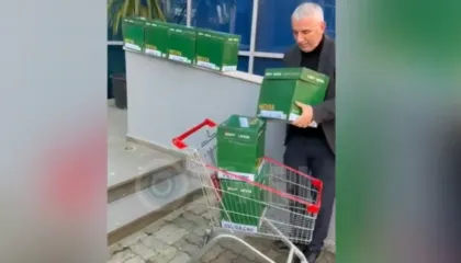 VIDEOLAJM/ Me karrocë marketi… Avokati i Safet Bajrit merr fashikujt hetimor nga SPAK