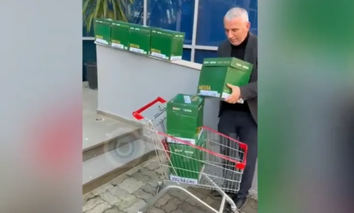 VIDEOLAJM/ Me karrocë marketi… Avokati i Safet Bajrit merr fashikujt hetimor nga SPAK