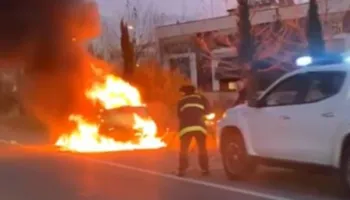 VIDEOLAJM/ Përfshihet nga flakët një makinë në Sauk