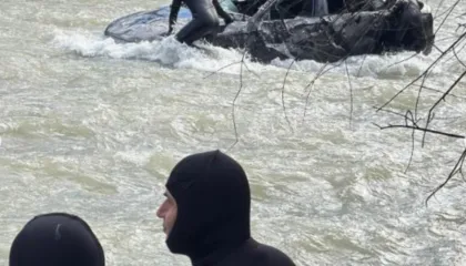 Vijojnë kërkimet për 30-vjeçarin që e mori rrjedha e lumit Mat, asnjë gjurmë nga trupi i të riut në Klos