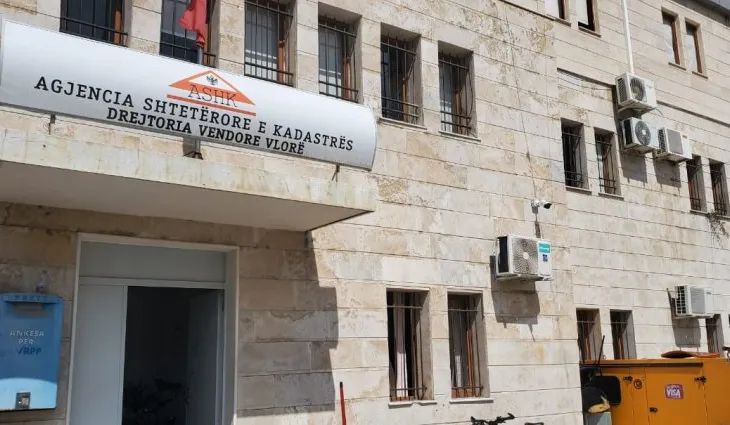 Vijojnë presionet në Kadastrën e Vlorës, urdhër për dërgimin e dosjeve drejt Tiranës
