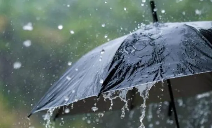 Vijojnë reshjet në të gjithë territorin, si parashikohet moti sot