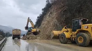 Vijojnë rrëshqitjet e dherave në qarkun Gjirokastër, të bllokuara disa rrugë rurale dhe aksi Gjirokastër-Tepelenë