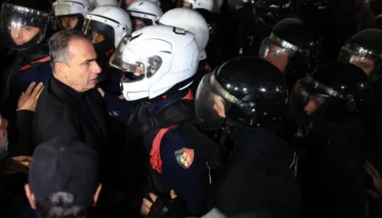 Vijojnë tensionet para Parlamentit, deputeti Luçiano Boçi përplaset me policinë